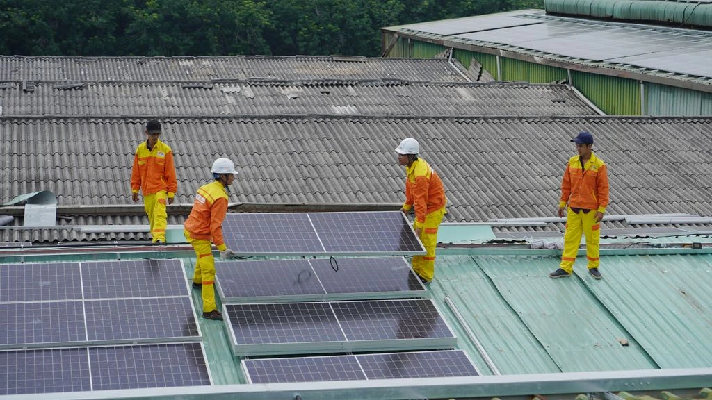 Remote mining microgrid with BESS containers and a PowerCore-Hybrid genset